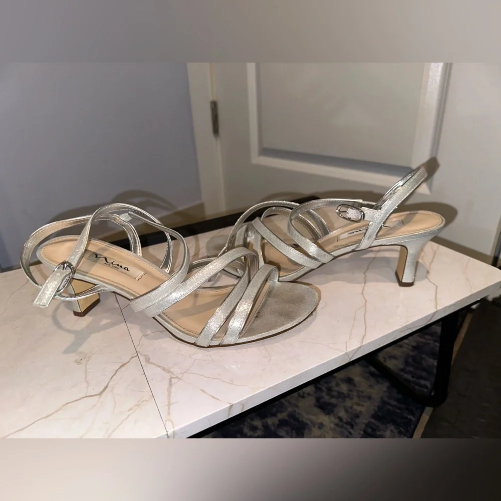 *GUC*Sz 9.5*Nina* silver glitter kitten heels